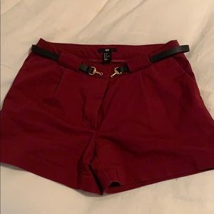 H&M pleated maroon dress shorts with belt